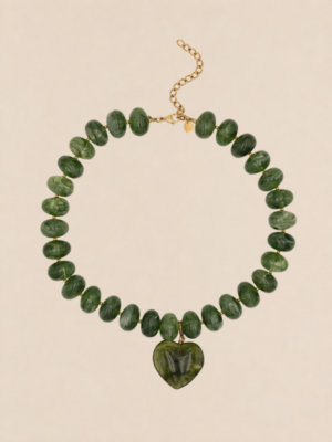Collier en perles colorées et pendentif en forme de coeur en résine