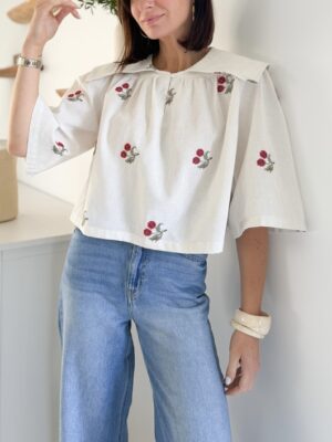 blouse courte ample écrue motifs cerises brodées