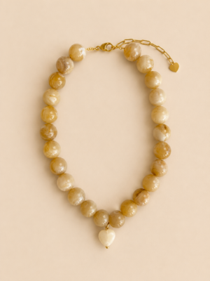 collier perles rondes en résine beiges pendentif coeur