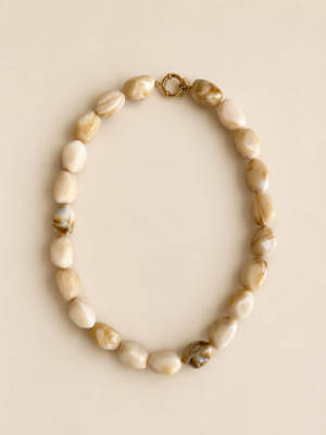 collier perles résine beige