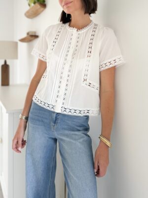 Chemise blanche à manches courtes Encolure ronde Boutons recouverts Détails brodés