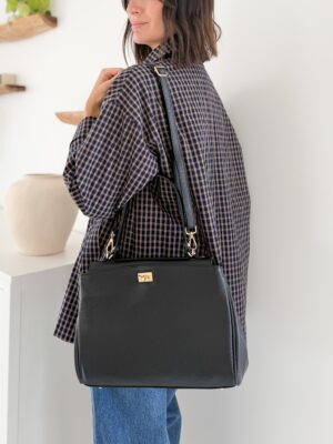 Sac en cuir noir au design élégant et structuré. Bandoulière ajustable, porté main, épaule ou croisé et finitions délicates.