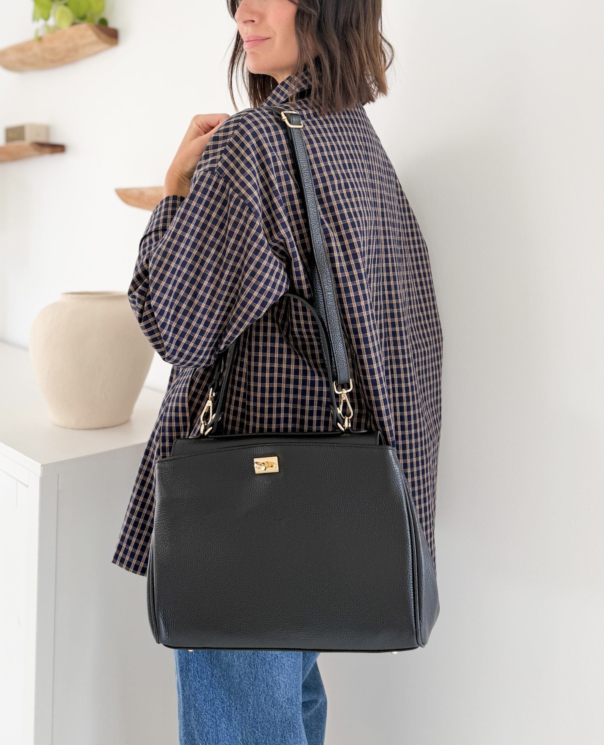 Sac en cuir noir au design élégant et structuré. Bandoulière ajustable, porté main, épaule ou croisé et finitions délicates.