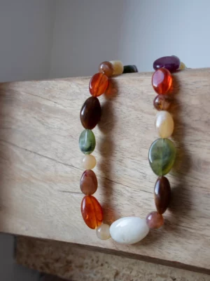 collier perles colorées en résine