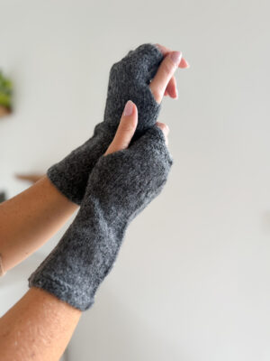 paire de mitaines gris anthracite en maille ajourée